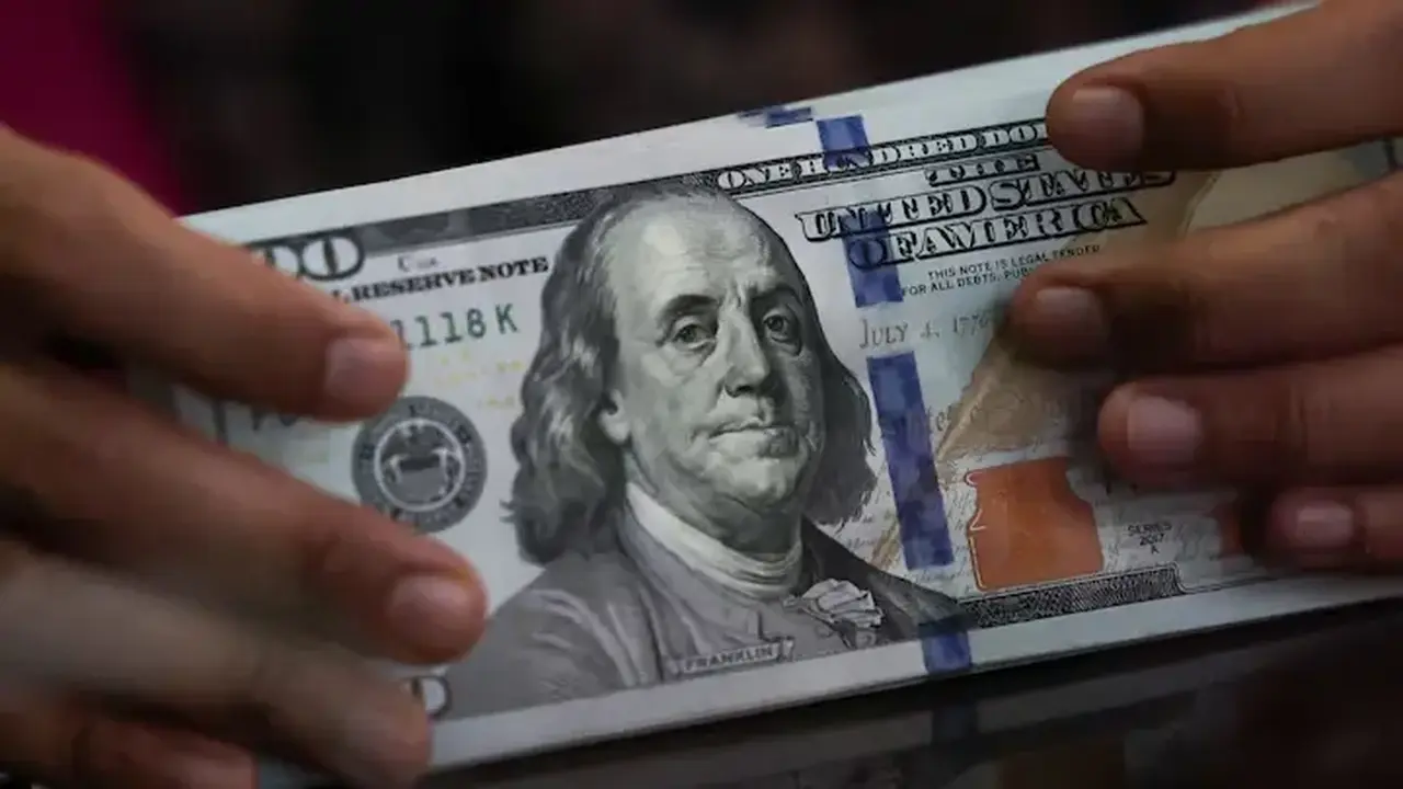 تراجع سعر صرف الدولار مقابل الدينار العراقي بعد وصوله لقمة السبت الماضي